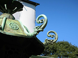 龍類の蜃の飾りがついた銅灯篭